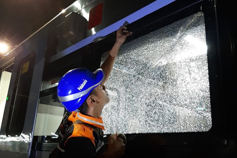 Kereta KA Logawa Kena Vandalisme, Kaca Retak dan Penumpang Selamat