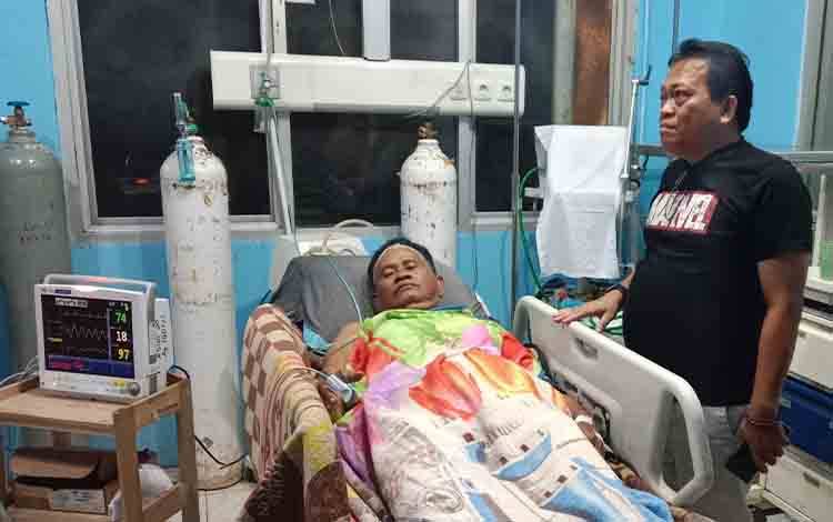 Cabup Kapuas, Erlin Hardi saat jenguk warga di RSUD dr. H. Soemarno Sosroatmodjo Kuala Kapuas. (FOTO: IST)