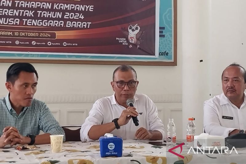 Ketua KPU Provinsi NTB, Muhammad Khuwailid (tengah) didampingi Komisioner KPU Provinsi NTB Divisi Sosialisasi, Pendidikan Pemilih, Parmas dan SDM, Agus Hilman (kiri) dan Sekretaris KPU NTB Mars Ansori Wijaya (kanan) saat memberikan keterangan pers kepada wartawan di Mataram, Kamis (10/10/2024). (ANTARA/Nur Imansyah).