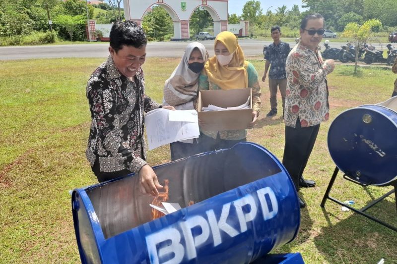 Pemkab Natuna Musnahkan 3.148 Berkas Arsip untuk Efisiensi