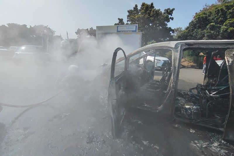 Petugas Gulkarmat Padamkan Kebakaran Mobil di Kapuk Muara