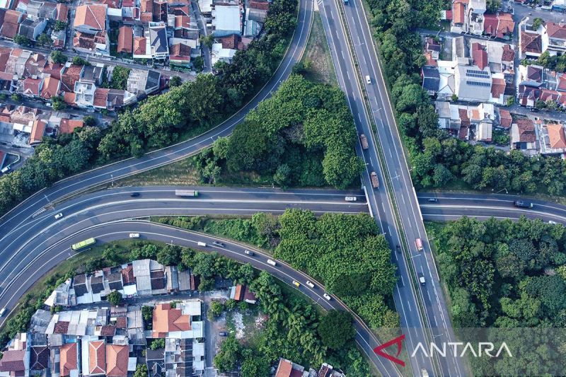 Arsip foto - Foto udara sejumlah kendaraan melaju di Jalan Tol Trans Jawa Ruas Tanjungmas - Srondol, Semarang, Jawa Tengah, Jumat (10/5/2024). ANTARA FOTO/Makna Zaezar/aww/pri.