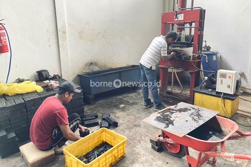 Transformasi Limbah Plastik di Mataram Menjadi Bata Beton Ramah Lingkungan
