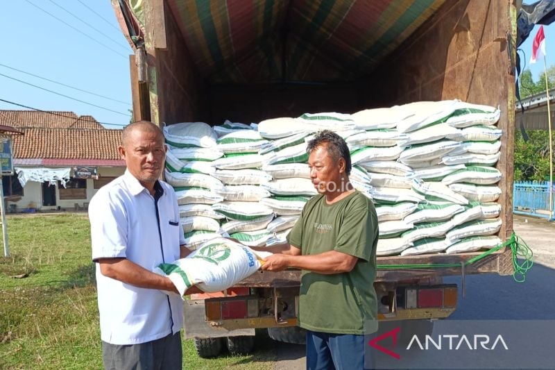 Bulog OKU Siapkan 30 Truk Distribusi 966 Ton Beras Pangan