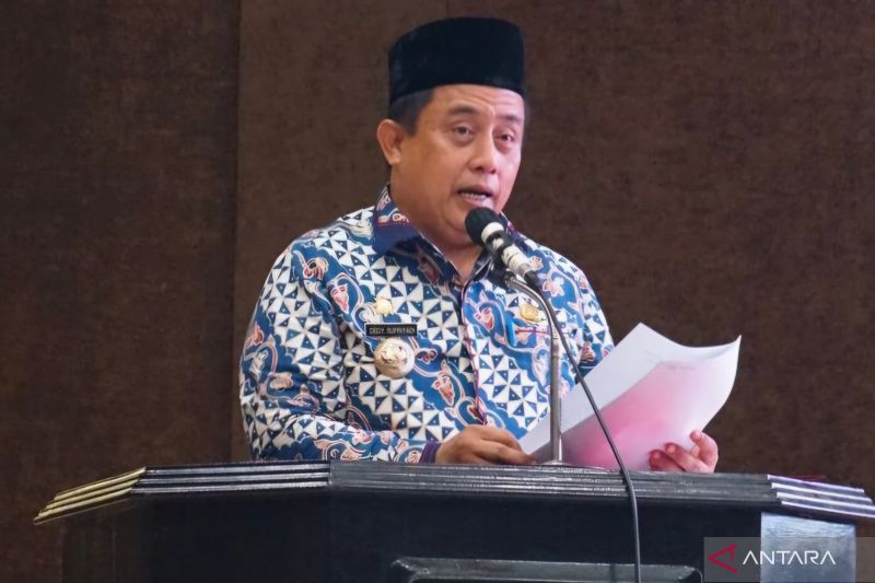 Penjabat Bupati Bekasi Dedy Supriyadi memberikan materi kuliah wawasan kebangsaan kepada peserta Pendidikan Kader Ulama (PKU) di Aula KH. Noer Ali, Lantai 4 Gedung Bupati Bekasi, Kamis. ANTARA/Pradita Kurniawan Syah