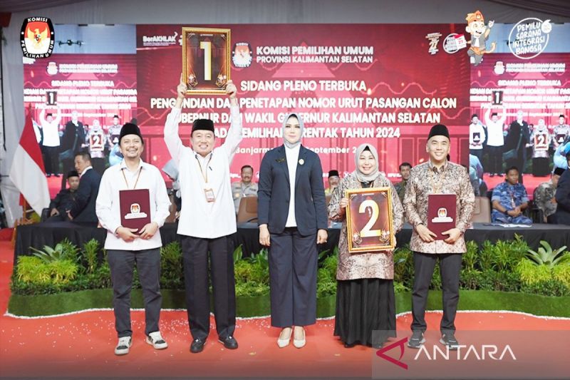 Ketua Komisi Pemilihan Umum Provinsi Kalimantan Selatan (KPU Kalsel) Andi Tenri Sompa bersama pasangan calon gubernur-calon wakil gubernur ketika pengundian nomor urut di Banjarmasin, beberapa waktu lalu. (ANTARA/Firman)