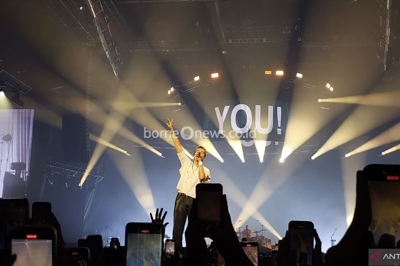 LANY Sukses Membuka Tur Asia 2024 di Jakarta dengan Energi Tinggi