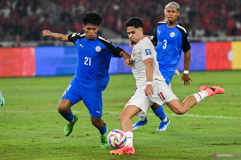 Arsip foto - Pesepak bola Timnas Indonesia Ragnar Oratmangoen (kanan) berebut bola dengan pesepak bola Timnas Filipina Santiago Rublico (kiri) dalam laga lanjutan Grup F Kualifikasi Piala Dunia 2026 zona Asia, di Stadion Utama Gelora Bung Karno (SUGBK), Senayan, Jakarta, Selasa (11/6/2024). . ANTARA FOTO/ Rivan Awal Lingga/nym