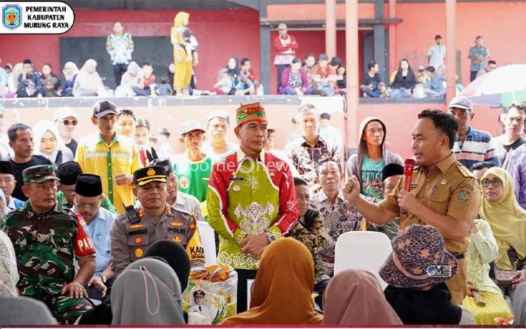 Pj Bupati Hermon Dampingi Gubernur Kalteng Buka Pasar Murah di Murung Raya