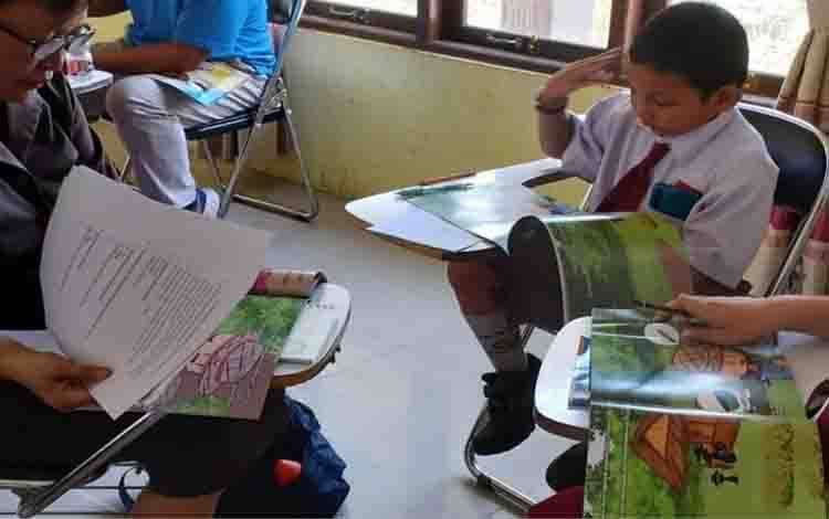 Balai Bahasa Provinsi Kalimantan Tengah Gelar Uji Keterbacaan Cerita Anak Dwibahasa