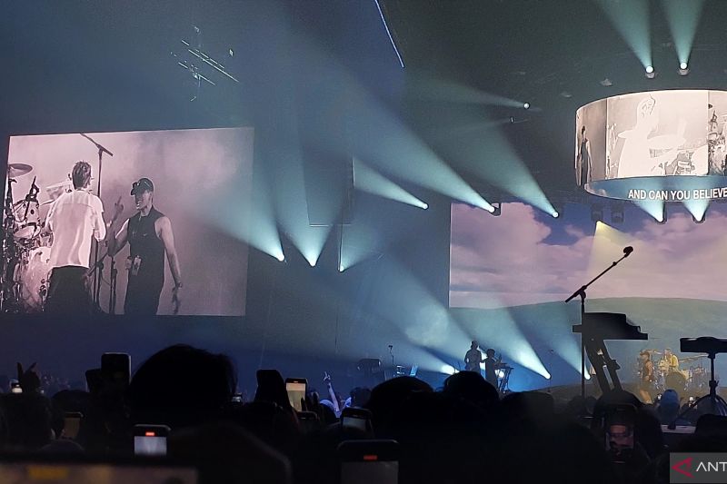 LANY Ajak Penggemar Bernyanyi di Panggung Konser Jakarta