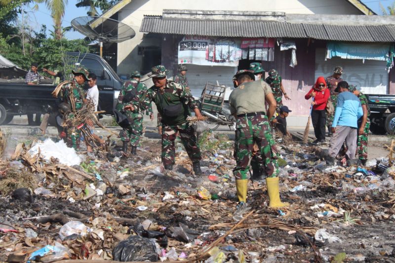 Prajurit TNI Bersihkan Pasar Puyung untuk Lingkungan Sehat