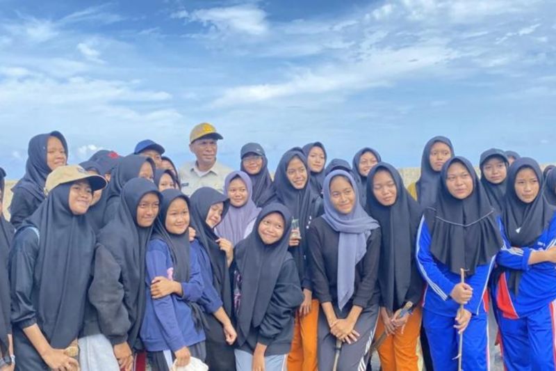 Foto bersama para pelajar dan Pj Bupati Kolaka Utara Yusmin. (ANTARA/HO-Pemkab Kolut)