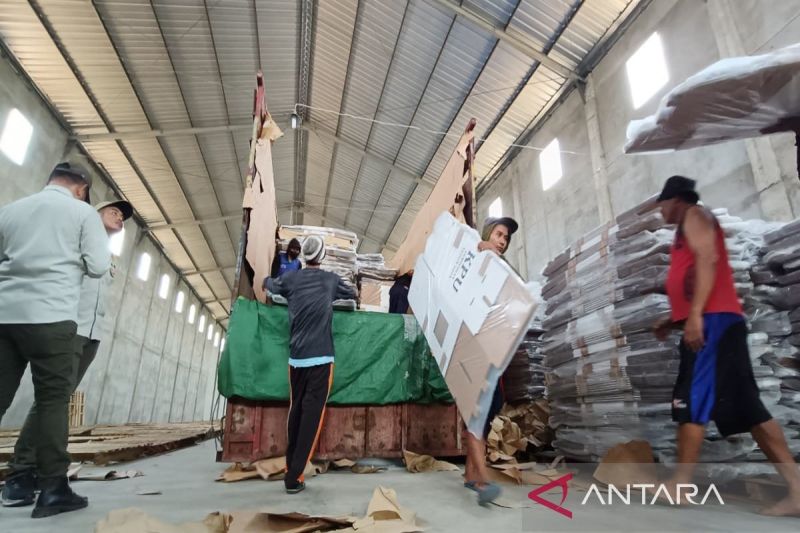 Komisi Pemilihan Umum Kabupaten Batang dan Bawaslu sedang mengawasi penyimpanan kotak suara agar terhindar dari hewan pengerat maupun rayap, Jumat (11/10/2024) (ANTARA/Kutnadi)