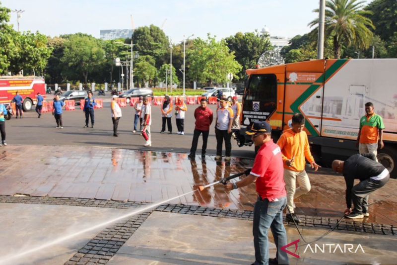 Persiapan Pembersihan Area Patung Kuda Jelang Pelantikan Presiden