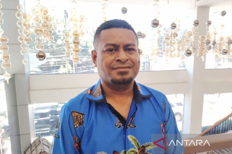 Kepala Divisi Sosialisasi dan SDM KPU Manokwari Ronny Wanggai (ANTARA/Ali Nur Ichsan)