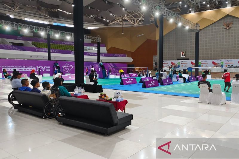 Gibran Rakabuming Raka Tinjau Pertandingan Para Badminton Peparnas XVII