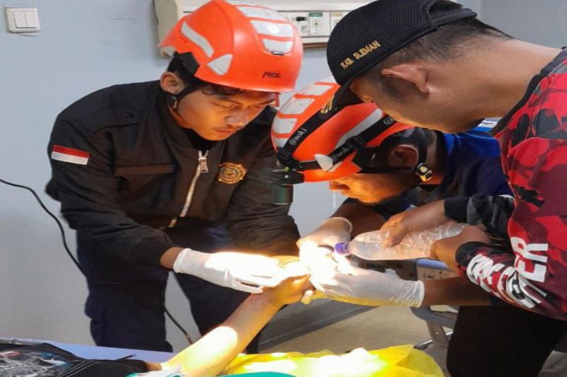 Personel Damkar Sleman saat membantu memotong cincin yang tersangkut di jari seorang anak di ruang IGD RSA UGM, Jumat (11/10/2024). ANTARA/HO (Damkar Sleman)