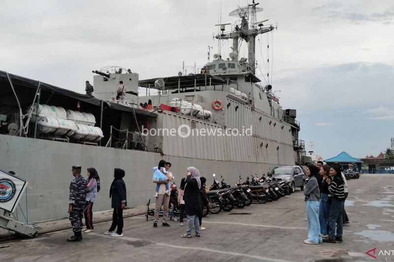 Tentara Nasional Indonesia (TNI) AL menggelar open ship di Pelabuhan Boom Baru, Palembang, Sumatera Selatan untuk memperkenalkan alutsista KRI Teluk Lampung 540 ke para pelajar di kota itu. (ANTARA/ M Imam Pramana)