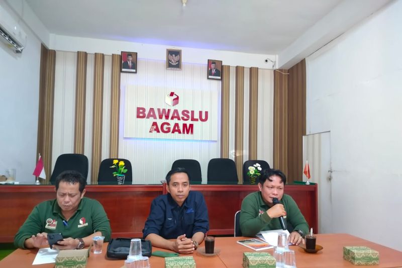 Koordinator Divisi Pencegahan, Parmas dan Humas Bawaslu Agam Yuhendra (tengah). ANTARA/Yusrizal.