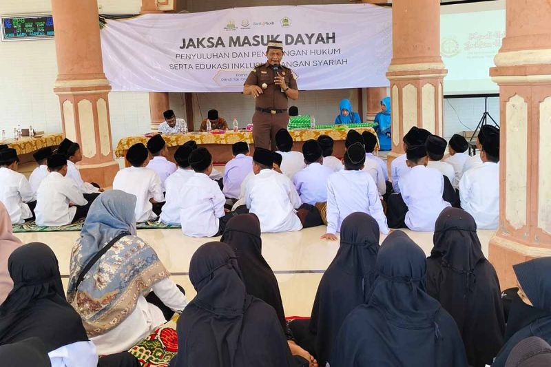 Kejati Aceh Laksanakan Penyuluhan Hukum untuk Santri di Pesantren