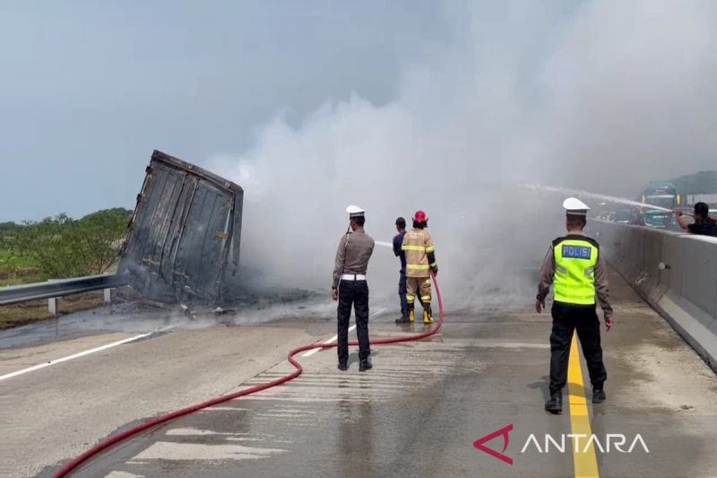 Truk Terbakar di Tol Batang-Semarang, Evakuasi Sukses Dilakukan