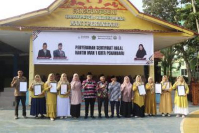 Kemenag Riau Serahkan Sertifikat Halal untuk Kantin MAN 1 Pekanbaru