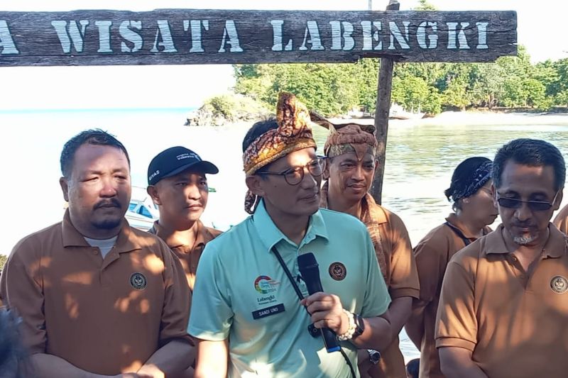 Menparekraf Serahkan Kima Boe untuk Budidaya di Labengki