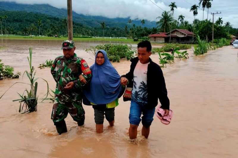 Ratusan TNI Dikerahkan untuk Bantu Korban Banjir di Aceh Tenggara