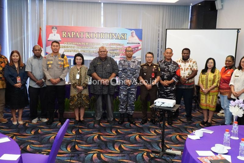 Foto bersama setelah rapat koordinasi persiapan pilkada di Kota Jayapura, Jumat (11/10) (ANTARA/HO-Humas Pemkot Jayapura)