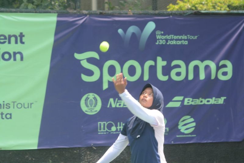 Petenis putri Indonesia Cylova Zuleyka Hukmasabiyya beraksi melawan kompatriotnya Anjali Kirana Junarto pada babak semifinal Sportama International Junior Championship 2024 di lapangan The Sultan Hotel & Residence Jakarta, Jumat (11/10/2024). (ANTARA/HO)
