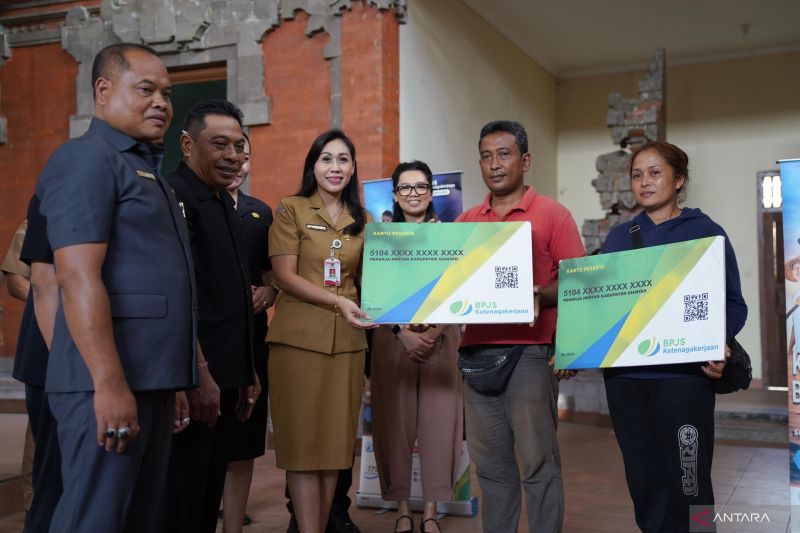 528 Pedagang Gianyar Terima Kartu BPJS Ketenagakerjaan untuk Perlindungan Sosial