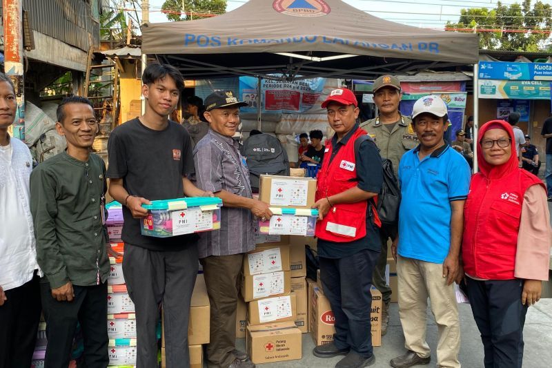 PMI dan BPBD DKI Jakarta Salurkan Bantuan untuk Penyintas Kebakaran