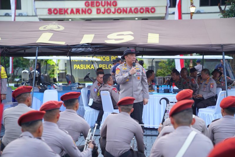Jokowi Berikan Nugraha Sakanti Kepada Tujuh Satker Polri