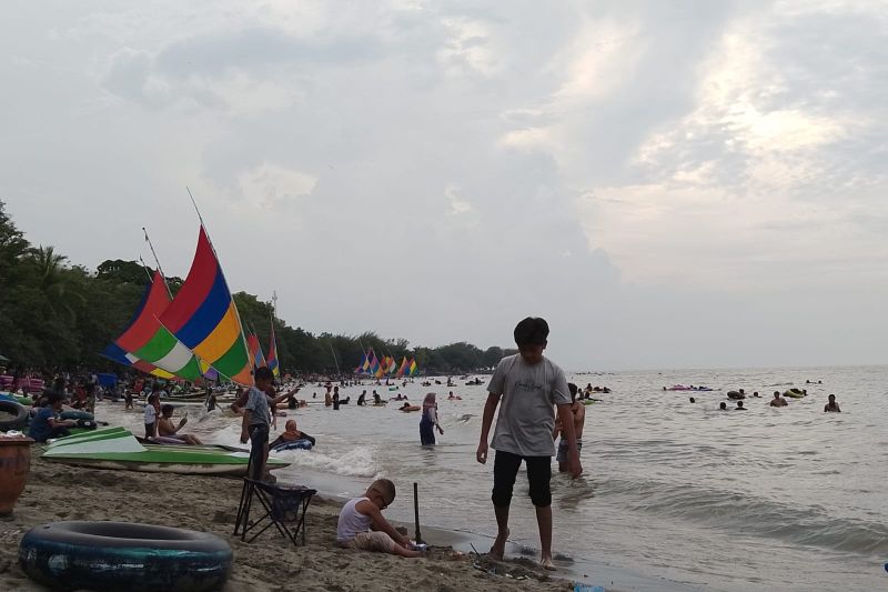 Usaha Pemkab Situbondo Cairkan Gaji Karyawan Wisata Pasir Putih