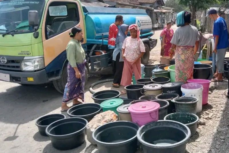 Warga Lombok Tengah, Nusa Tenggara Barat saat menerima bantuan air bersih yang disalurkan Pemkab Lombok Tengah untuk mengantisipasi dampak musim kemarau 2024 (ANTARA/Akhyar Rosidi)
