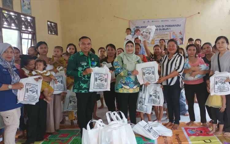Dinas Perikanan Palangka Raya Bagikan Paket Gemarikan untuk Anak-anak di Rakumpit