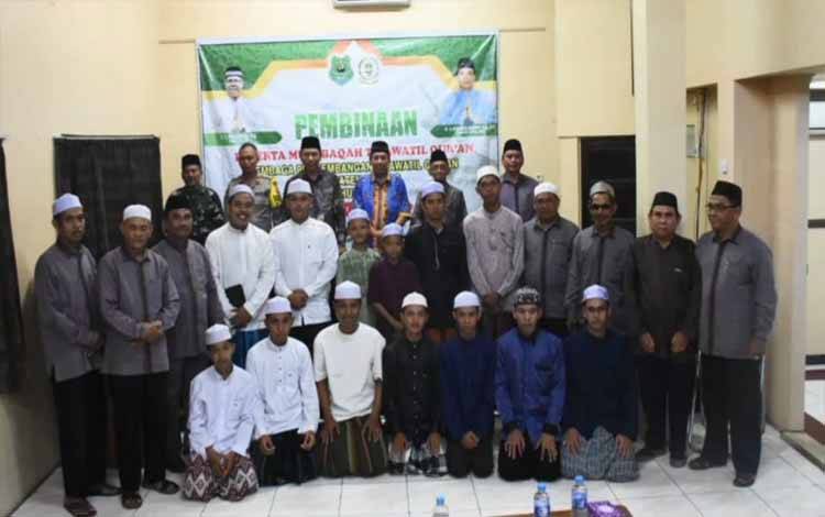 Asisten III Setda Kapuas, Ahmad M Saribi bersama peserta pelatihan MTQ Kapuas. (FOTO: IST)