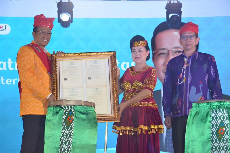 Menkumham Serahkan Sertifikat Kekayaan Intelektual di Poso