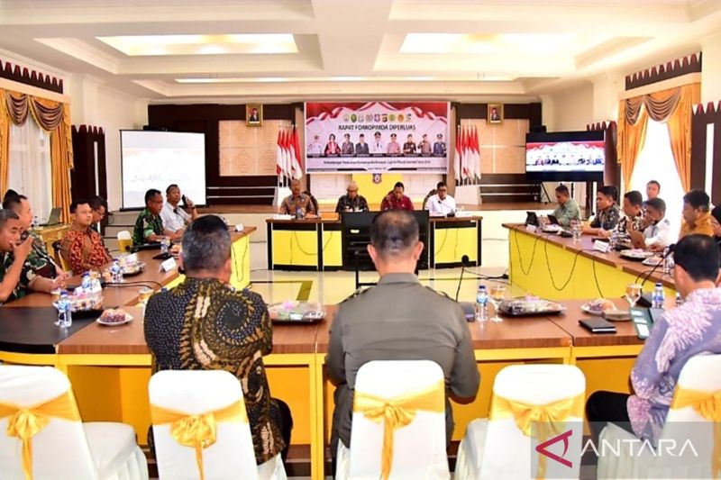 Suasana pelaksanaan rapat Forkopimda diperluas dipimpin Penjabat Gubernur Gorontalo Rudy Salahuddin yang dihadiri jajaran Forkopimda Gorontalo, kpu dan bawaslu, pimpinan organisasi perangkat daerah dan pemangku kepentingan terkait lainnya,di aula rumah jabatan gubernur. (ANTARA/HO-Diskominfotik Provinsi Gorontalo)