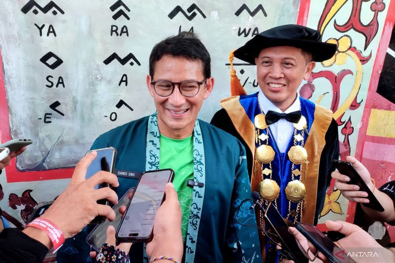 Sandiaga Uno Hadiri Wisuda Lulusan Poltekpar Makassar 2023