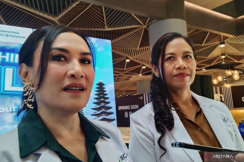 Direktur Klinik Utama Mata JEC Denpasar sekaligus dokter spesialis mata Dr Cokorda Istri Dewiyani Pemayun (kiri) bersama dokter spesialis mata Dr Ni Luh Diah Pantjawati diwawancarai awak media terkait teknologi baru mengatasi kelainan mata di Denpasar, Bali, Sabtu (12/10/2024) ANTARA/Dewa Ketut Sudiarta Wiguna