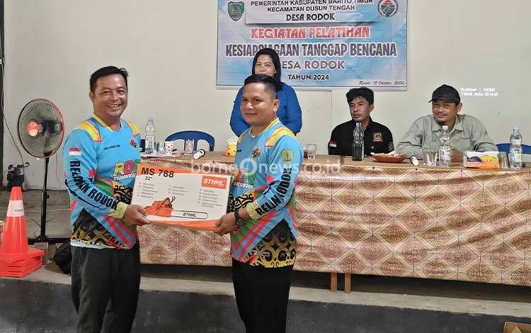 Pemdes Rodok Barito Timur Serahkan Bantuan Mobil Pemadam Kebakaran ke Relawan