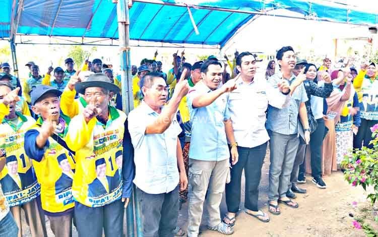 Pasangan calon Bupati dan Wakil Bupati Pulang Pisau nomor urut satu, Rifa'i Jayadi saat melakukan foto bersama warga Desa Sanggang, Sabtu, 12 Oktober 2024. (FOTO : M PRADILA KANDI)