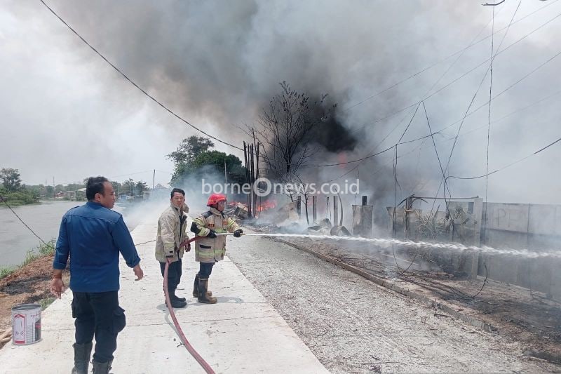 Kebakaran Lapak Limbah di Karawang, BPBD Turunkan Dua Mobil Damkar