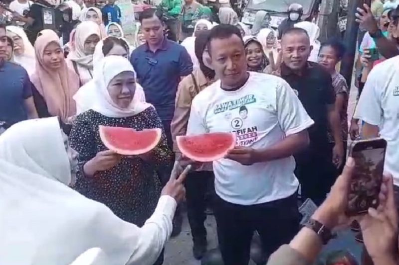 Calon Gubernur Jatim Khofifah Indar Parawansa saat di pasar tradisional wilayah Kota Blitar, Jawa Timur, Sabtu (12/10/2024). ANTARA/ HO-tim kampanye