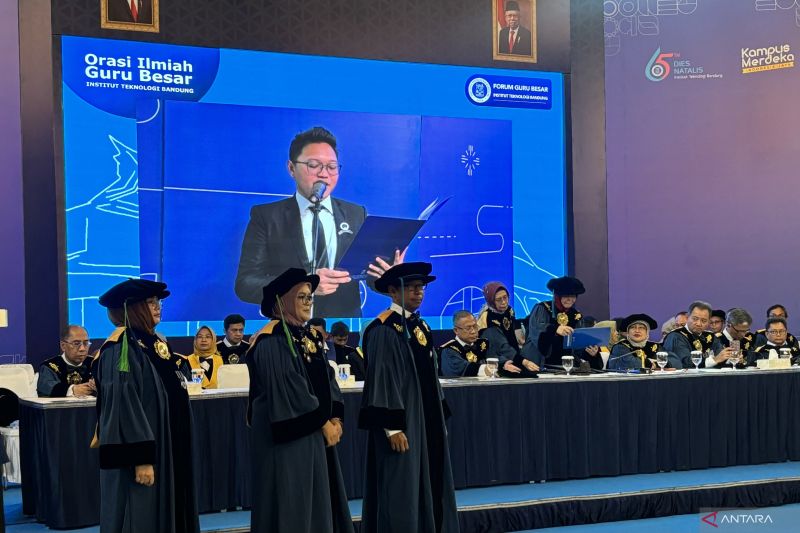 Tiga guru besar usai menyampaikan orasi ilmiah di Aula Barat Institut Teknologi Bandung (ITB), Kota Bandung, Jawa Barat, Sabtu (12/10/2024). (ANTARA/Rubby Jovan)