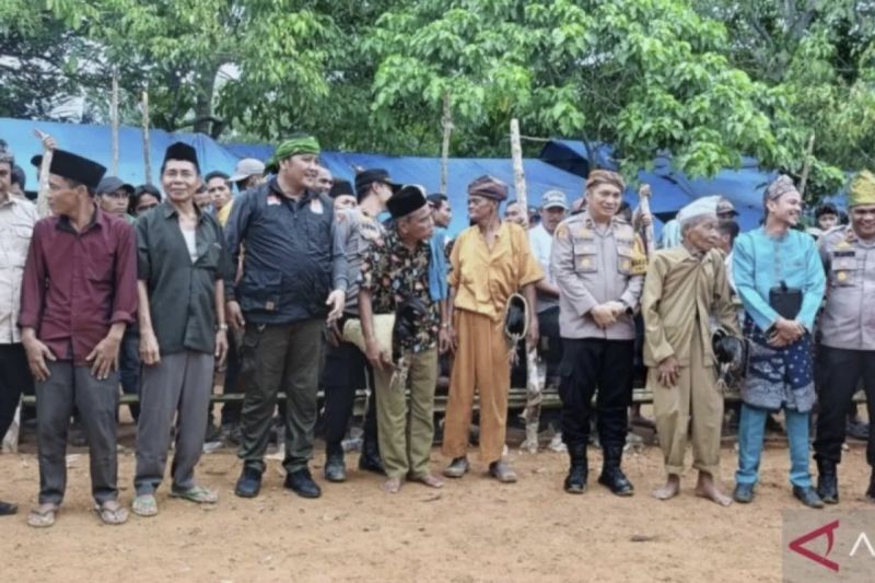 Kunjungan Polres Inhu Sampaikan Pesan Pilkada Damai ke Suku Talang Mamak