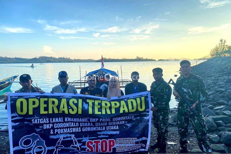 Operasi Terpadu DKP dan Lanal Gorontalo Awasi Laut Sulawesi