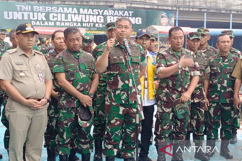 Kepala Staf TNI Angkatan Darat (KSAD) Jenderal TNI Maruli Simanjuntak, menjawab pertanyaan wartawan di Jakarta, Minggu (13/10/2024). ANTARA/Donny Aditra